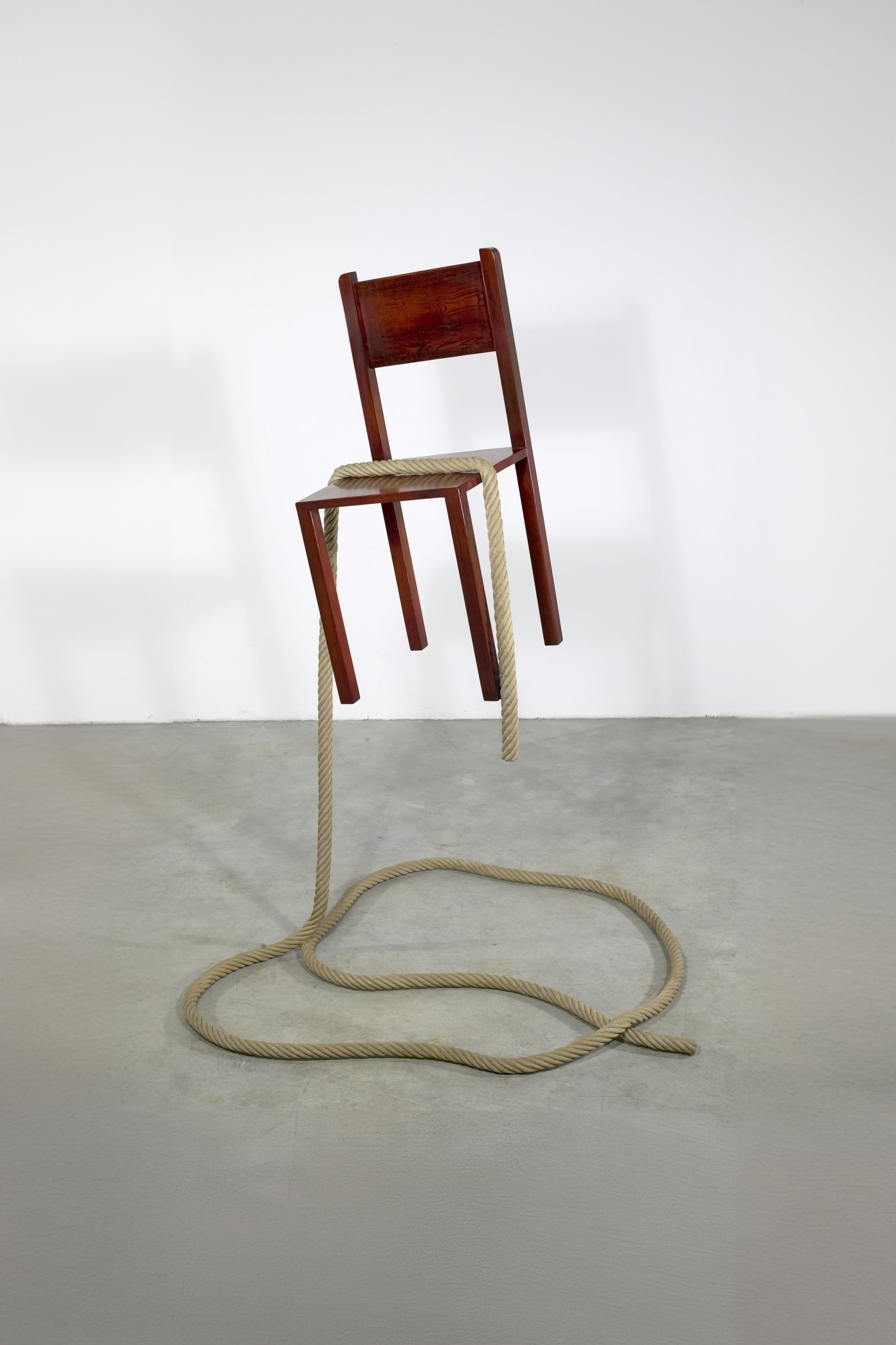  "Lévitation de chaise" - Philippe Ramette (2005)